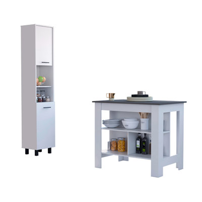 2 rangées de cuisine. Îlot avec plan de travail large et tablettes de rangement. Garde-manger Pantry