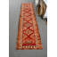 Tapis traditionnel turc Kilim en rouge vif avec des motifs géométriques pour un décor bohémien rouge / orange