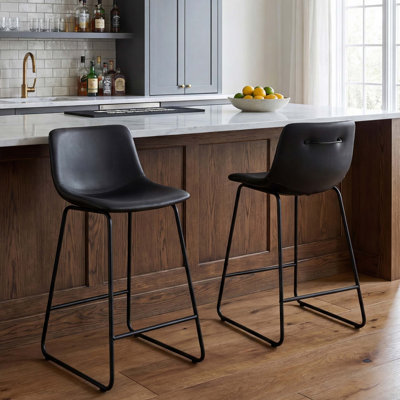 Ensemble de 3 tabourets de bar pivotants de 26 pouces avec siège ergonomique profilé, revêtement en similicuir résistant à l'eau, structure en acier renforcé et rotation à 360 degrés pour les îlots de cuisine et les salles à manger.