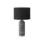 Lampe de table Rotta avec base sculptée, résine grise, abat-jour en tissu noir-117054051