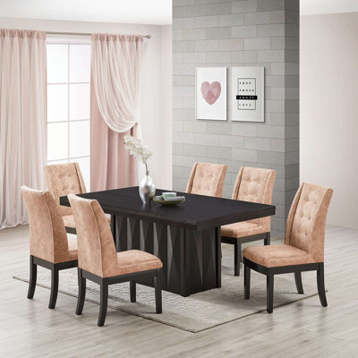 Ensemble de salle à manger avec table à piédestal et six chaises capitonnées à boutons en brun clair