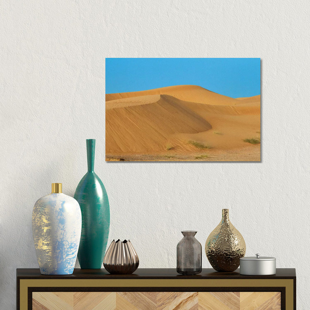 Wüste mit Sand. Abu Dhabi, Vereinigte Arabische Emirate. von Tom Norring - Gallery-Wrapped Canvas Giclée on Canvas