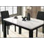 Élégante table de salle à manger en faux marbre blanc avec pieds à finition noire, parfaite pour les salles à manger modernes et élégantes.-272665420