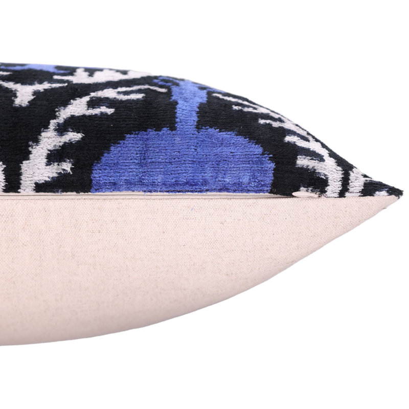 Coussin en velours bleu et noir fait à la main en velours ikat fait à la main 20 po x 20 po