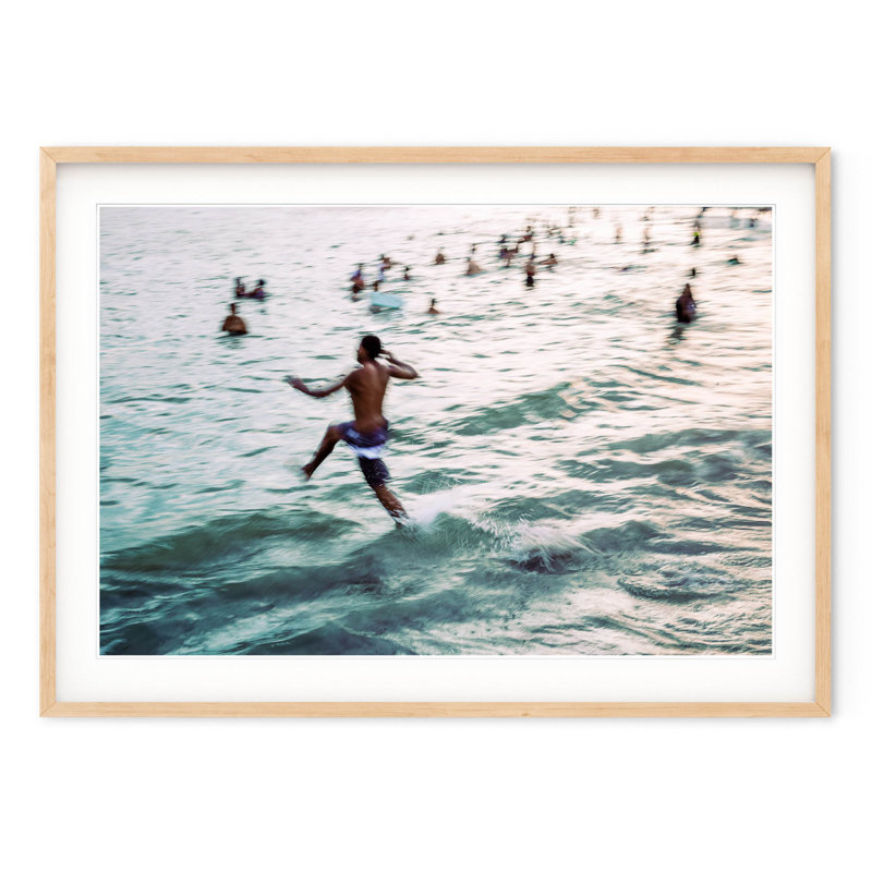 «Last Swim» - Photographie encadrée sur papier, H 28,5 po x l 40 po, Encadré naturel