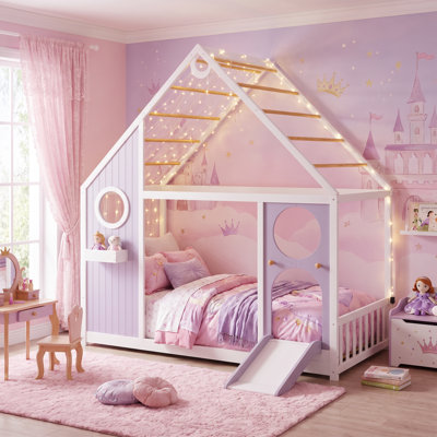 Lit plateforme cabane en bois violet double certifié CPC avec glissade, guirlande lumineuse et panneau de protection avant, lit de chambre d'enfant en forme de maison de jeux