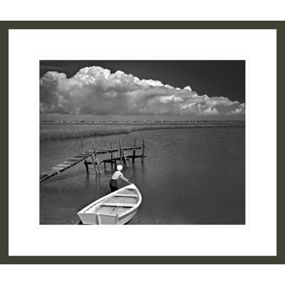 Femme avec un bateau.  «Morehead City North Carolina circa 1939» par Bayard Wootten, impression giclée encadrée