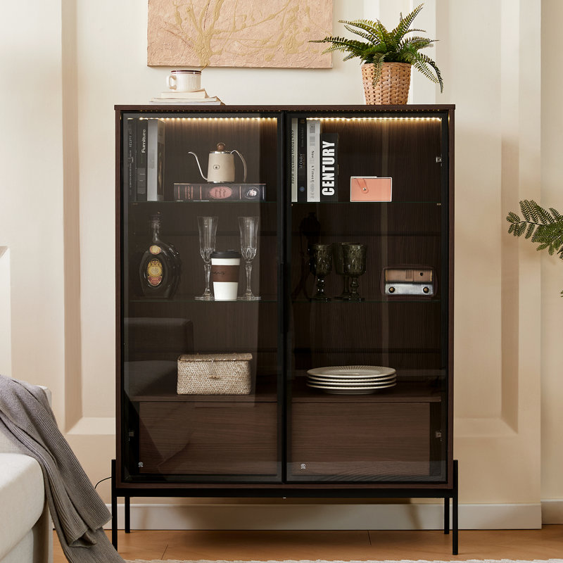 Vitrine lumineuse à DEL avec porte en verre trempé, style minimaliste moderne pour le salon, le bureau et le bureau. 4 tablettes réglables, 2 tiroirs de rangement, pieds en métal, noir et noyer foncé.