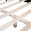 Grand lit en bois rétro avec support à lattes, plateforme à look élégant noir avec structure stable