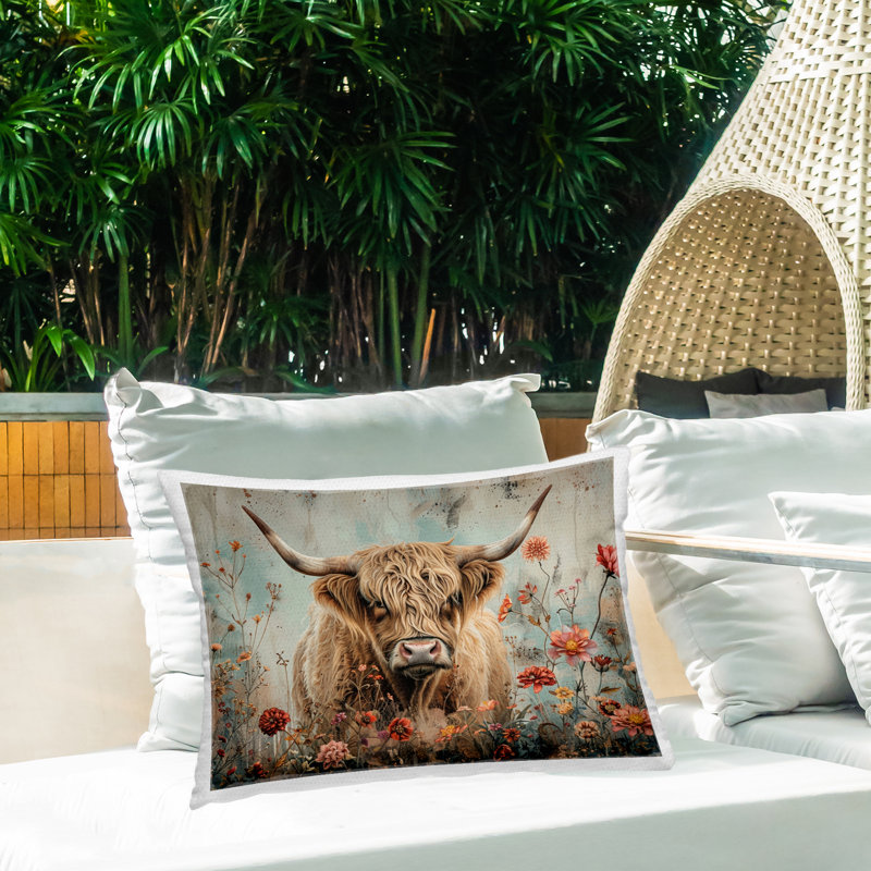 Coussin d'extérieur Spring Blooms Highland Cow par LSR Design Studio