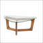 Élégante table basse triangulaire en bois de pacane massif et en verre trempé, parfaite pour les salons modernes et les décors élégants.