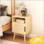 Table de chevet en rotin avec porte et tablette ouverte - Pieds en bois massif - Table de bout de chevet décorative pour chambre / dortoir / petits espaces