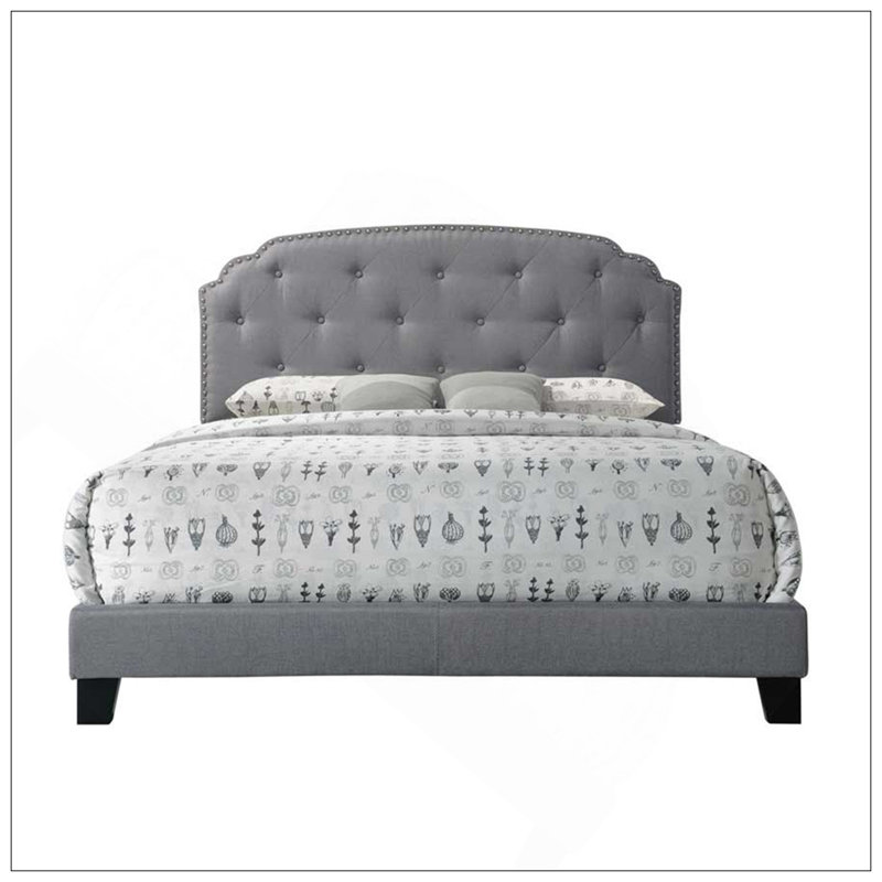 Grand lit tapissier gris avec garniture cloutée et tête de lit arquée, parfait pour les chambres contemporaines et élégantes.