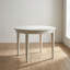 Ensemble de salle à manger rond 5 pièces en bois d'hévéa blanc lin avec chaises Parson rembourrées en tissu lin fumé et dossiers capitonnés.
