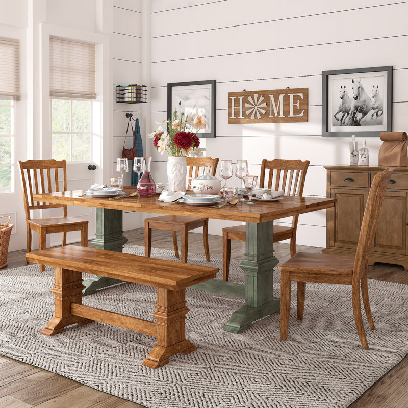Ensemble de salle à manger Sloan 78 po (198 cm) en bois massif fini chêne avec chaises à dossier à fuseaux - 6 pièces, table à piètement vert sauge antique, chaises et banc à piètement en chêne.