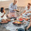 Barbecue au charbon de table compact, barbecue extérieur portable - parfait pour le camping / la plage / les pique-niques, émail résistant à la chaleur, grille antirouille, contrôle du débit d'air, pieds de support en acier inoxydable stables