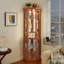 Armoire de coin lumineuse en verre, chêne foncé, conception à deux sections, étagères réglables, surmatelas, pour collection et vitrine à vin