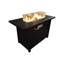 Table de foyer d'extérieur au propane en acier de 24 po avec couvercle - Créez un environnement extérieur chaleureux et invitant. Construction, ton neutre. Base à lattes pour une ambiance aérée. Couvercle du foyer, couvercle, pierres de lave, perles de verre.