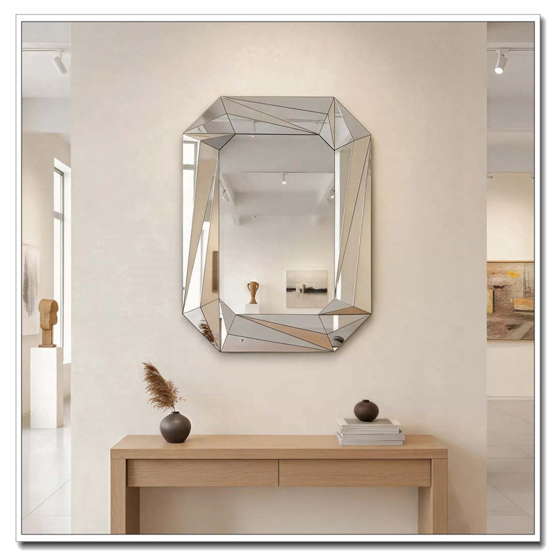 Grand miroir mural en forme de diamant pour décorer un salon élégant