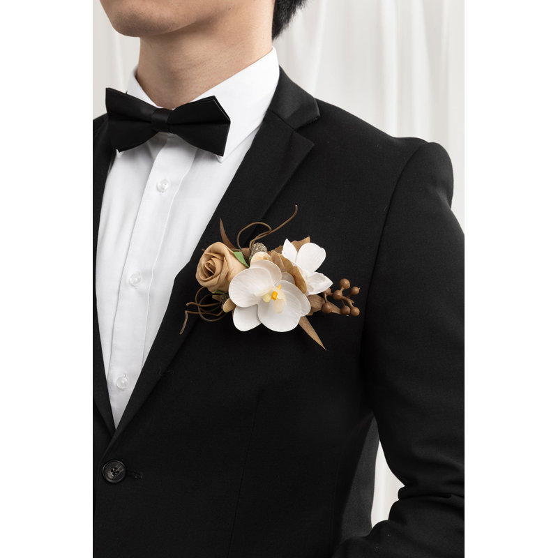 Boutonnière Ling's Moment pour marié, beige fauve et beige sable, Beige fauve et orchidée blanche