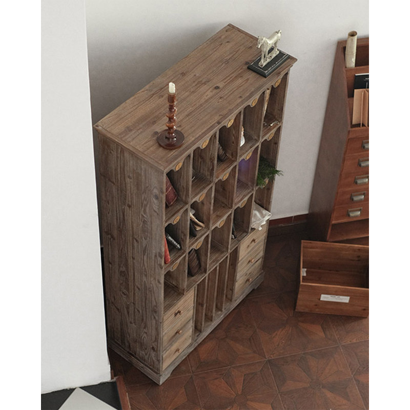 Bibliothèque rétro vintage en bois massif patiné contre le mur