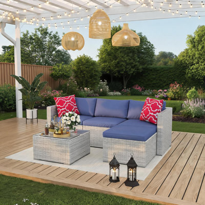 Ensemble de canapé d'angle 5 pièces pour patio tout temps – Mobilier de jardin en rotin en forme de L avec table basse en verre, coussins bleus et poufs – Ensemble de conversation modulable pour jardin, cour, balcon ou véranda