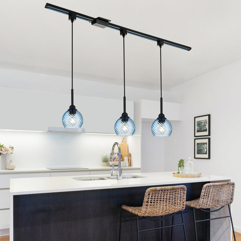 Système d'éclairage sur rail moderne noir mat avec profil mince et têtes réglables multidirectionnelles pour les espaces contemporains avec abat-jour en verre bleu ondulé