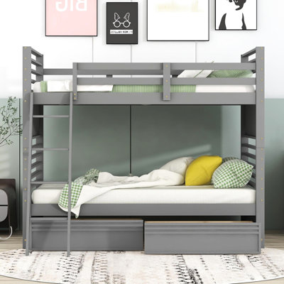 Lit superposé gris au-dessus d'un lit en bois massif avec deux tiroirs. Fabrication robuste pour la durabilité. Maximise l'utilisation de l'espace. Configuration polyvalente. Barrière de sécurité sécuritaire. 75,1 po de longueur x 41,1 po de largeur 66,9 po