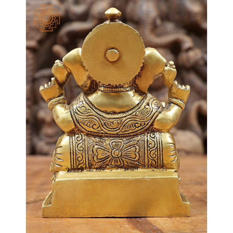 Ganesha assis sur un trône