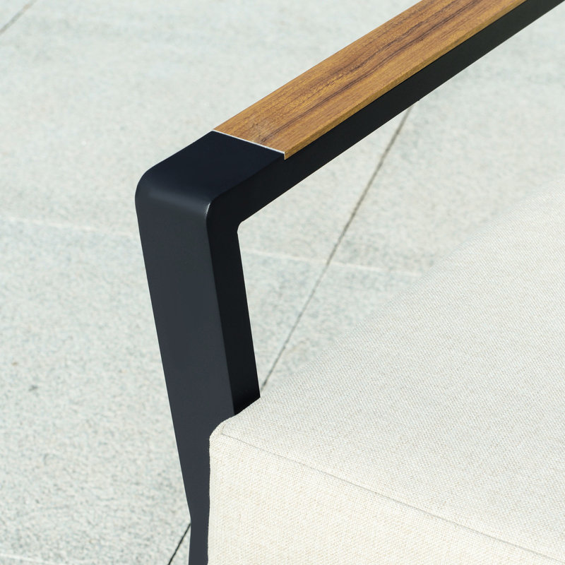 Ensemble de 4 meubles de patio - conversation en aluminium blanc crème pour le confort du balcon. Comprend des fauteuils, une table basse et des coussins. Assure une assise confortable. Dossiers hauts rembourrés avec drainage