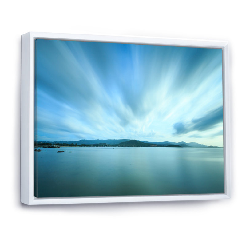 «Dramatic Tropical Blue Sunset Sky», peinture sur toile, H 30 po x l 40 po x P 1,5 po, Cadre flottant blanc