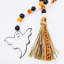 Ornement suspendu en forme de perle en bois et plateau suspendu rustique pour Halloween-183445707