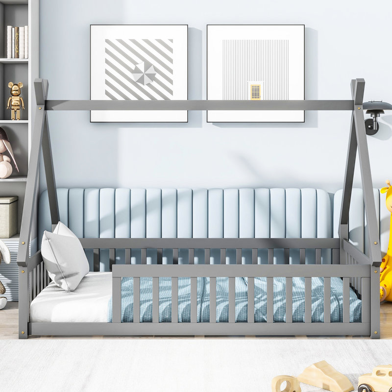 Lit simple gris avec garde-corps - offrant un espace de chambre confortable