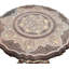 Table d'appoint début du 20e siècle sculptée à la main incrustée de laiton avec motif floral