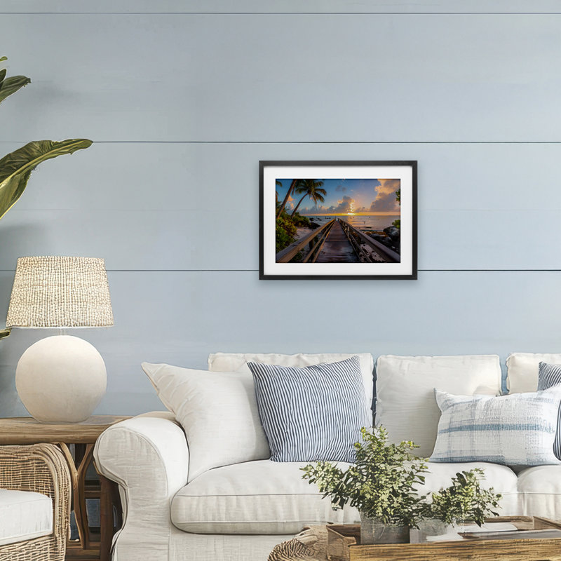 «Tropical Beach Dock», reproduction encadrée sous verre, design par LSR Creative Studio, H 14 po x l 20 po, Cadre noir minuit