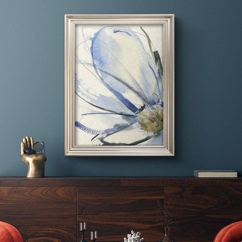 Cobalt & Paynes Petals I, toile encadrée de qualité supérieure - prête à être accrochée, L 21 po x H 25 po, Cadre doré