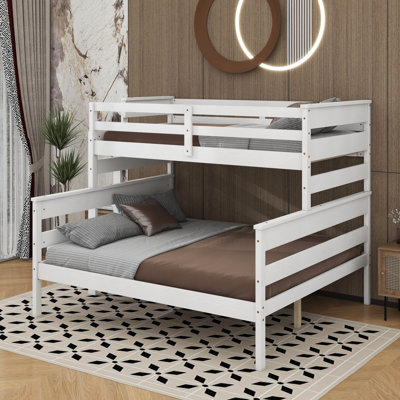 Lit simple superposé au-dessus d'un grand lit simple avec échelle