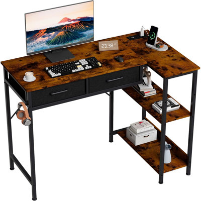 Bureau de jeu en L de 40 po avec prise de courant, bureau d'ordinateur en coin avec tablettes de rangement à 3 niveaux, 2 tiroirs et crochet pour casque pour petits espaces
