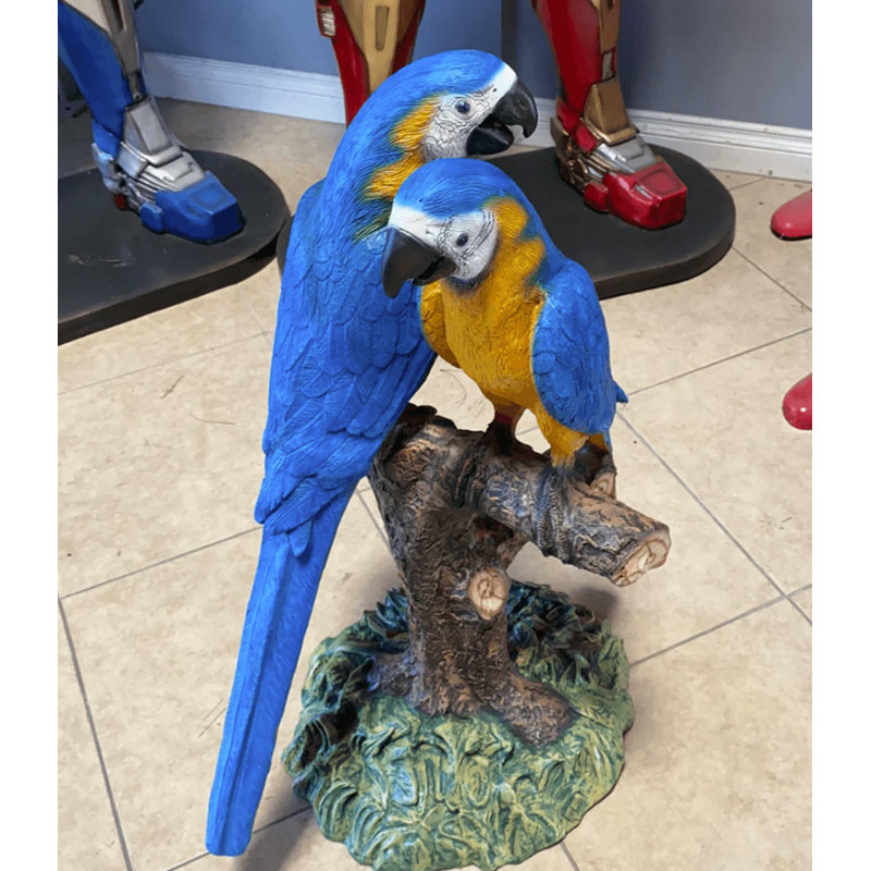 Statue perroquet bleu sur fond bleu