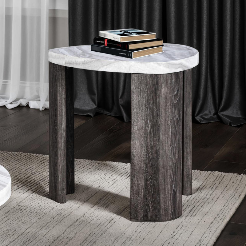 Table de bout contemporaine triangulaire grise avec motif en marbre reproduit et conception d'espace pour le salon principal, en bois d'hévéa, avec roulettes dissimulées pivotantes, l 23,7 po x P 24 po