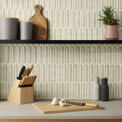 Plumes superposées 11,41 po X 12,87 po Carreau de mosaïque murale en céramique brillante (11,11 pieds carrés / caisse)