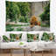 Paysage avec un grand lion couché sur des pierres dans une tapisserie du zoo-28496250