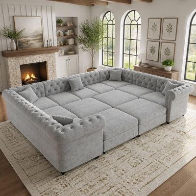 Canapé modulaire capitonné en U avec accoudoirs roulés et garniture cloutée Chesterfield