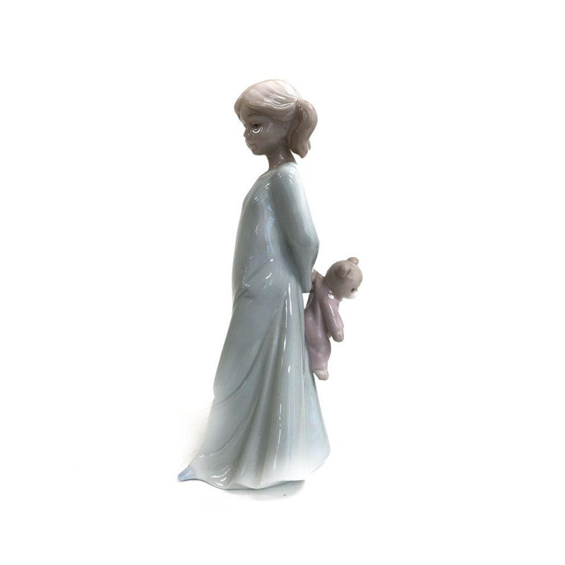 Fille tenant un ours teddy Scorpius