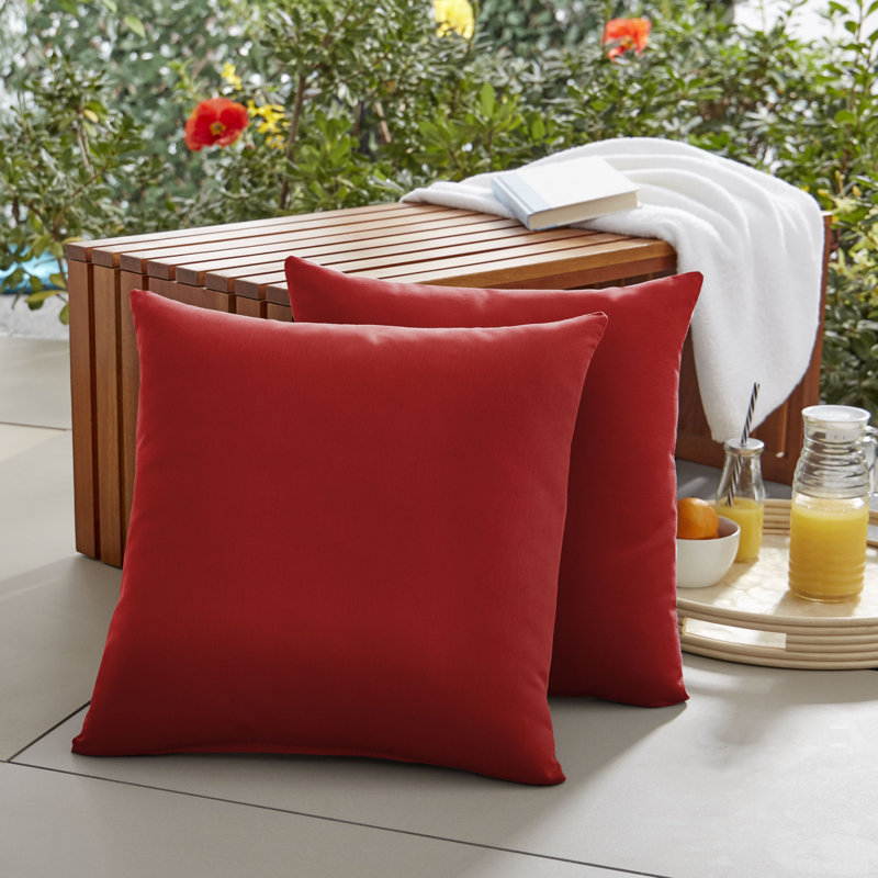 Ashish Outdoor Sunbrella Rectangular Pillow Cover & Insert, Carré de 22 po, Sunbrella - toile rouge Jockey