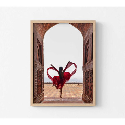 «Dancer in Red Print»: art mural bohémien élégant