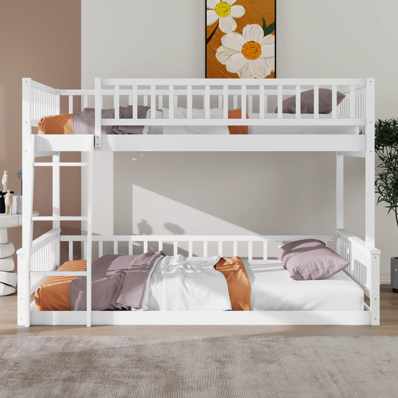 Lit double superposé au-dessus d'un très grand lit double avec échelle et garde-corps de sécurité, lit peu encombrant pour adultes et adolescents