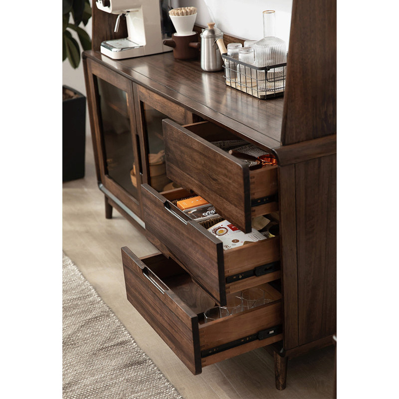 Armoire de rangement scandinave en bois massif contre le mur
