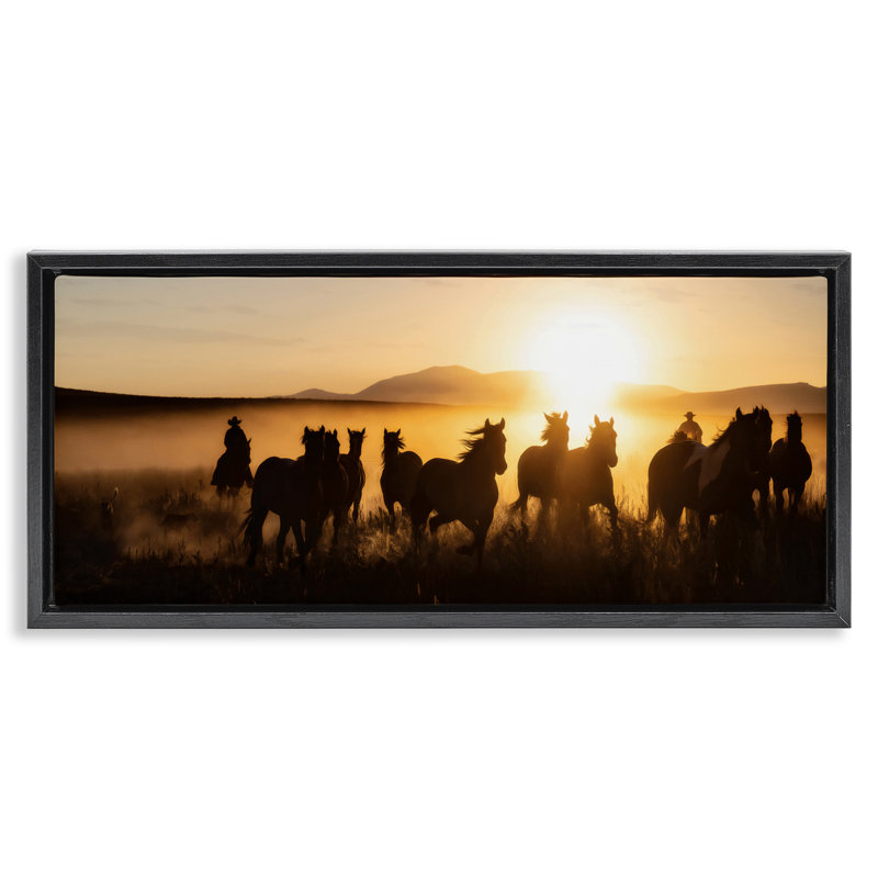 «Cowboy Silhouettes at Sunset», art mural encadré flottant par PHBurchett, H 14 po x l 31 po, Cadre flottant noir de jais