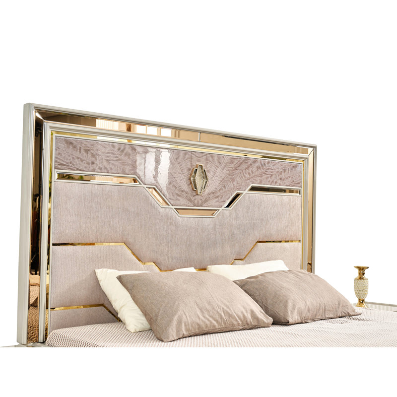 Très grand lit tapissier moderne avec détails décoratifs dorés, finition beige et tête de lit à tiroirs à fermeture douce, placage d'eucalyptus